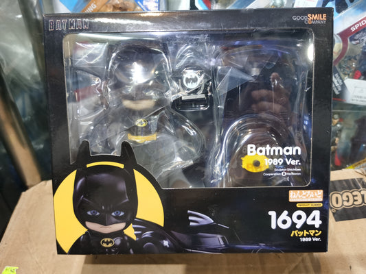 goodsmile 1694 batman batmobile figure front box